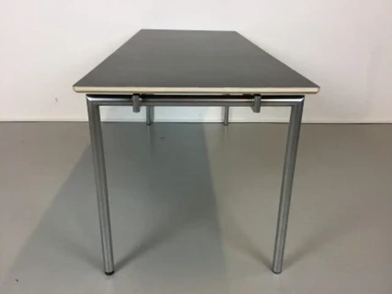 Billede 2 - Møde bord med sort plade med træ kant. 180x70 cm