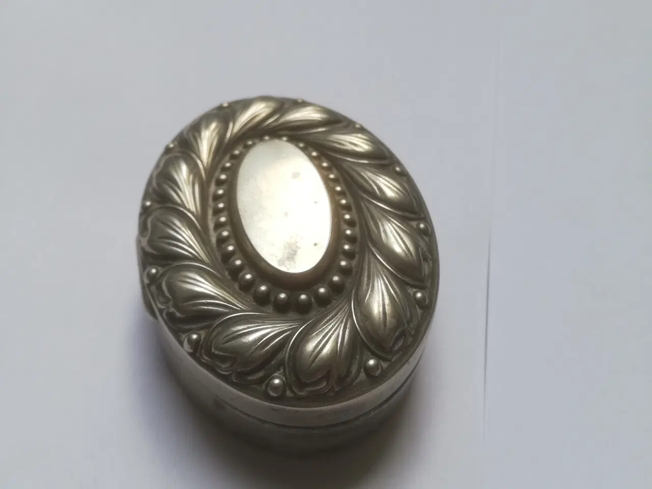 Billede 1 - ovale sølv / pilleæske med tryklås 