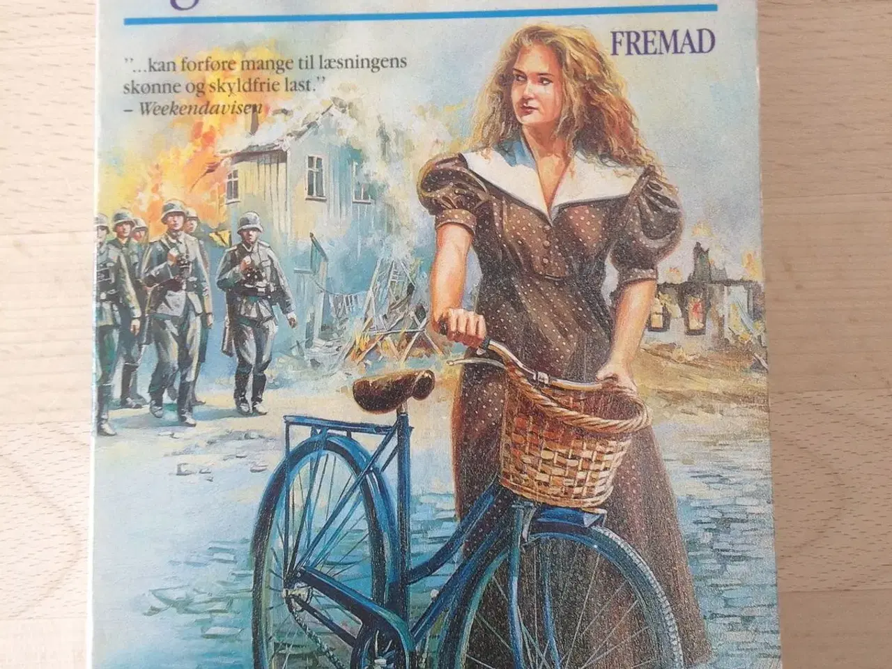 Billede 1 - Pigen med den blå cykel