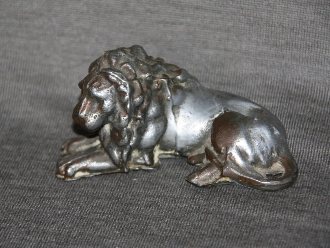 Billede 1 - Løve figur i metal længde 10,5 cm brugt stand