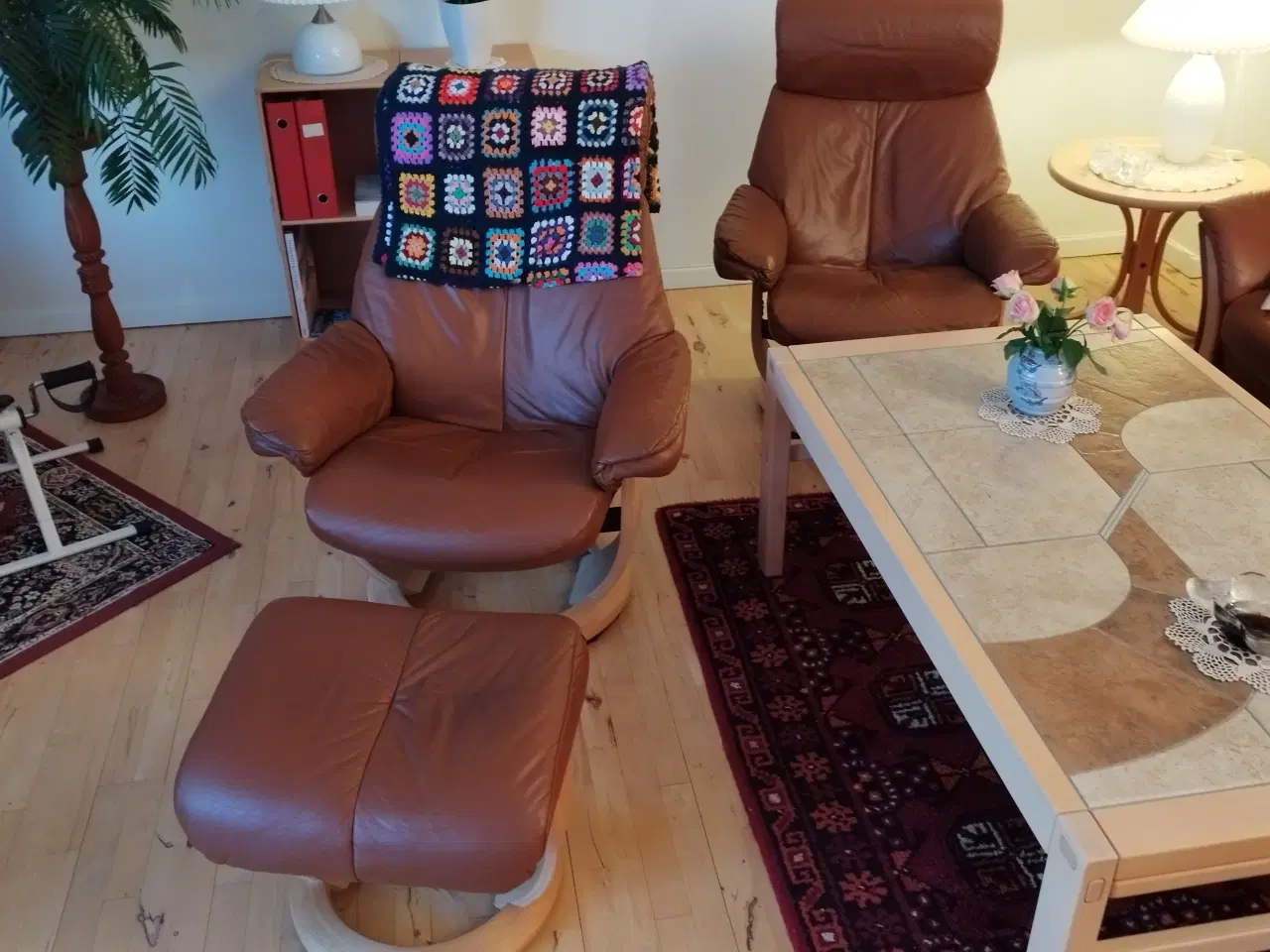 Billede 3 - Lædersofa+2 Læder stole m. skamler +Kakkelbord
