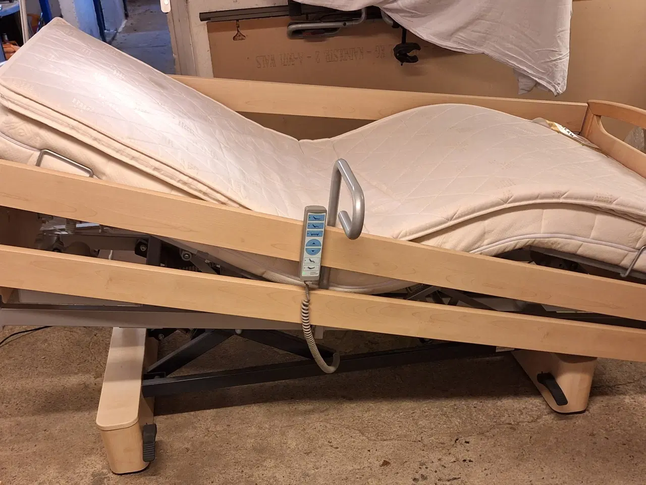 Billede 5 - Magnolia elevation træseng m. madras, lampe, greb