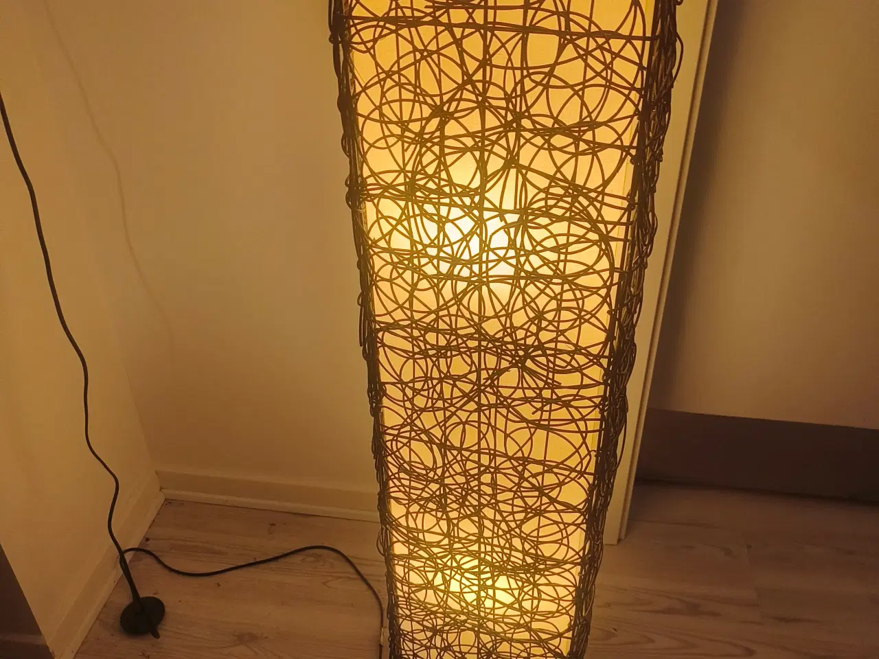 Billede 1 - Gulvlampe med fletninger rundt om