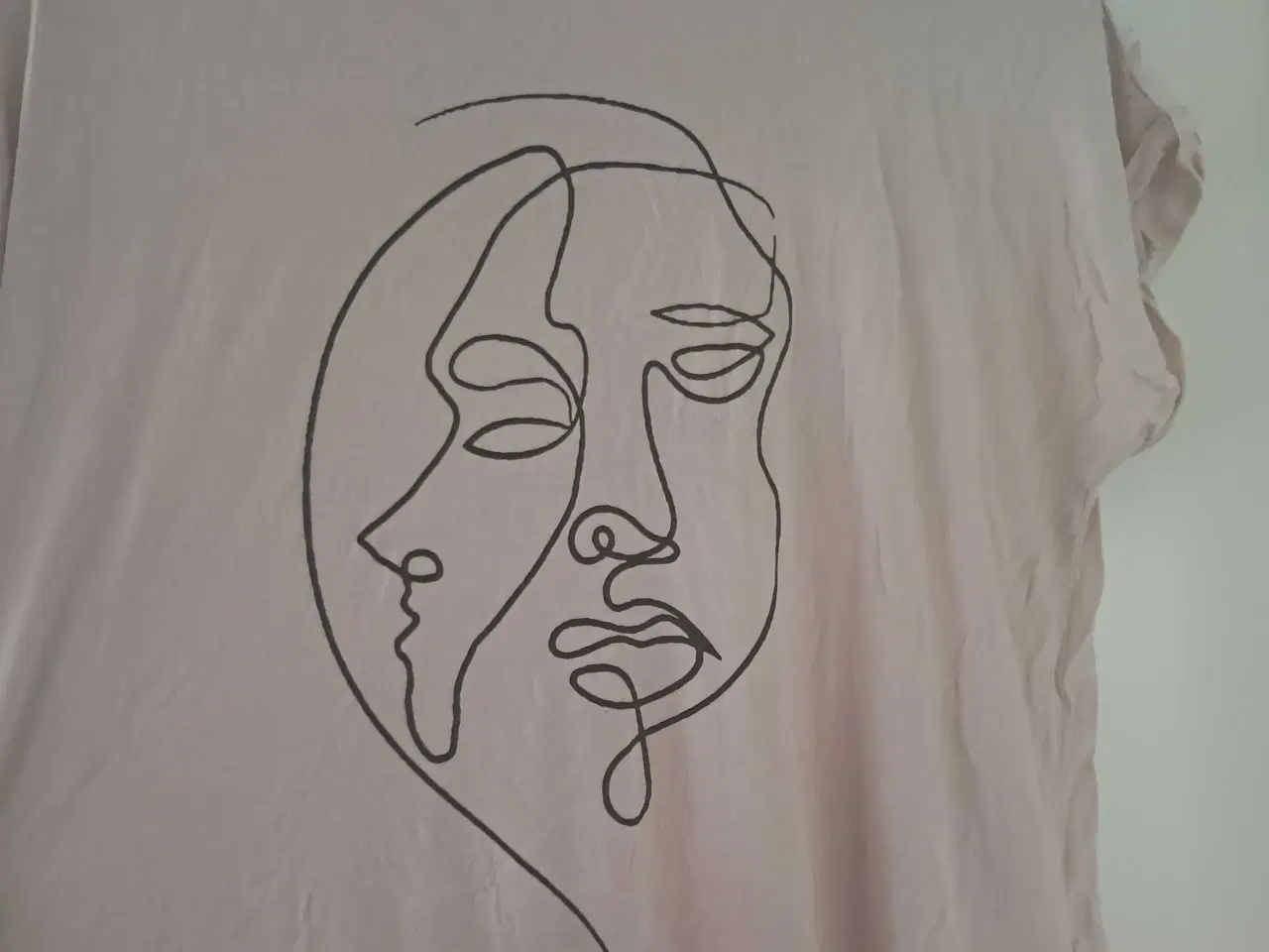 Billede 2 - Beige t-shirt med one line