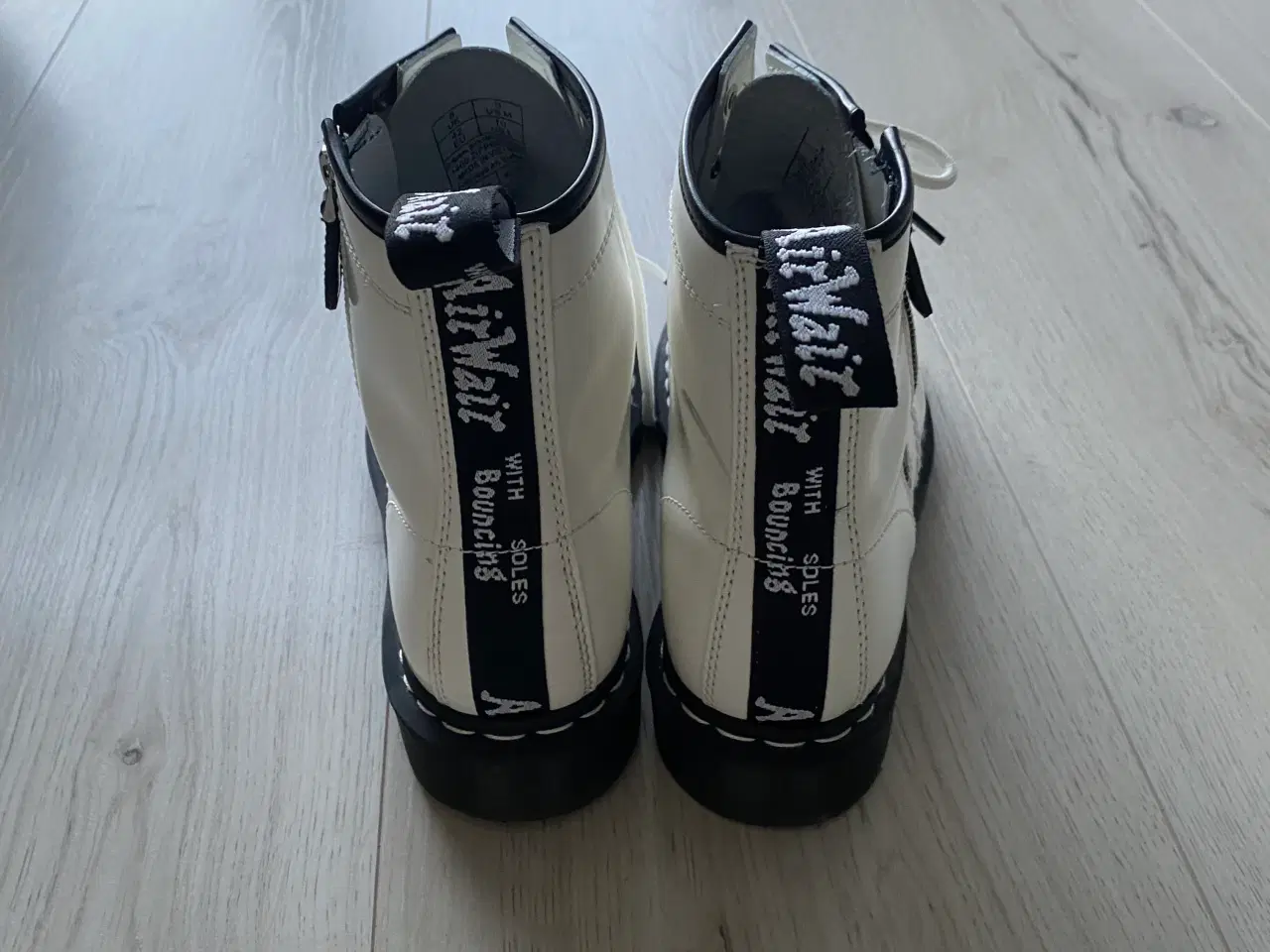 Billede 3 - Hvid herre støvle fra dr. Martens