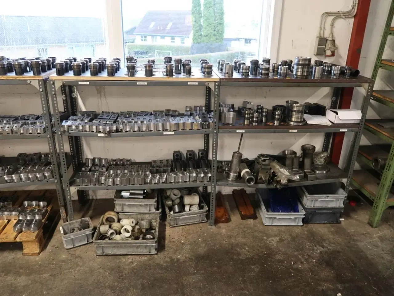 Billede 3 - 4 stk. reoler med div. Specialværktøj