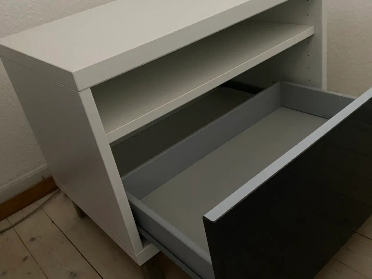 Billede 2 - Tv bord / skuffemøbel