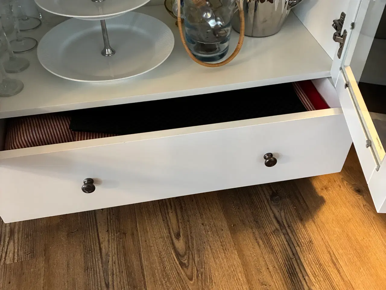 Billede 2 - Flot hvid vitrineskab sælges