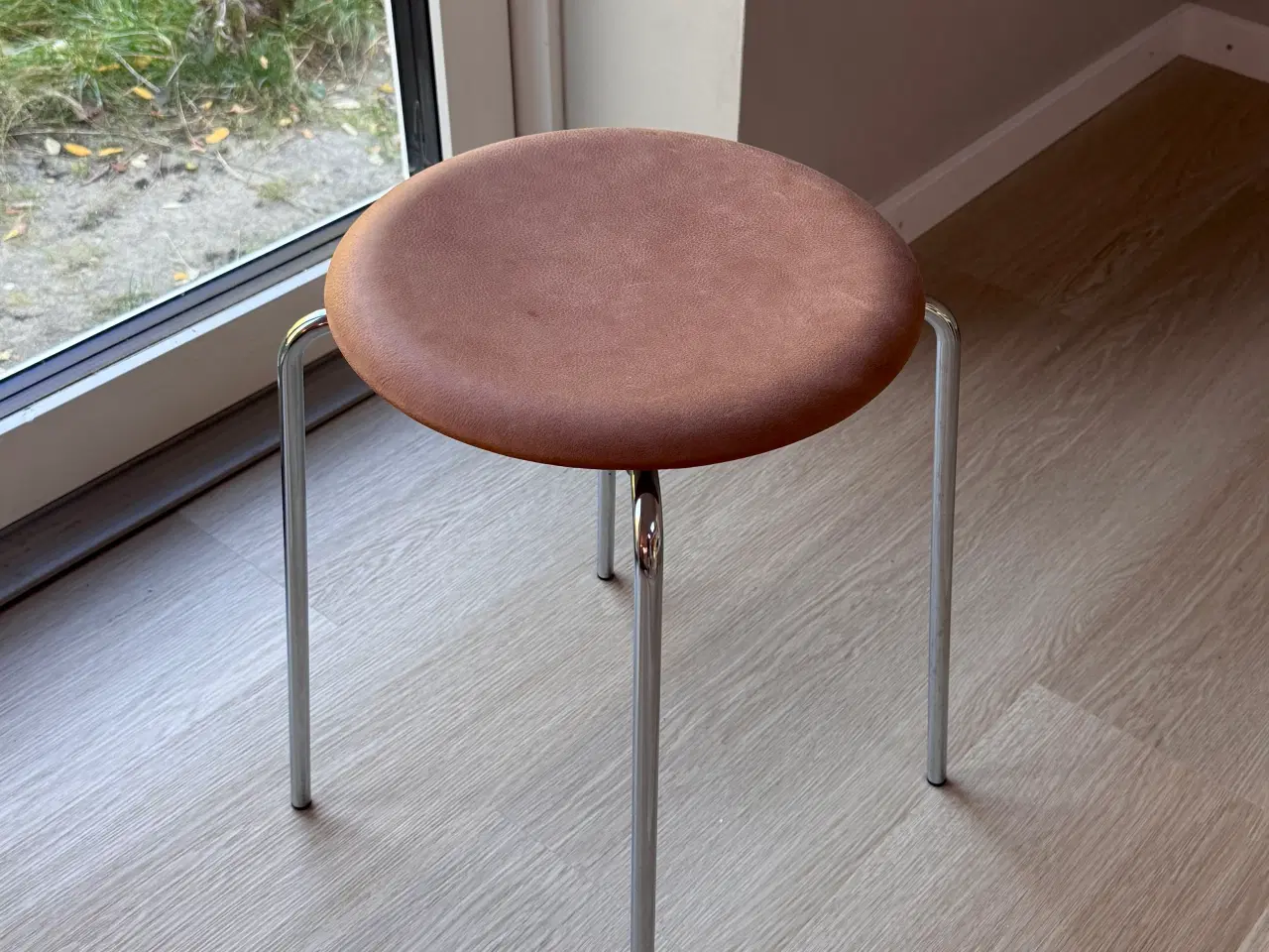 Billede 1 - Dot Stool Walnut - skammel af Fritz Hansen