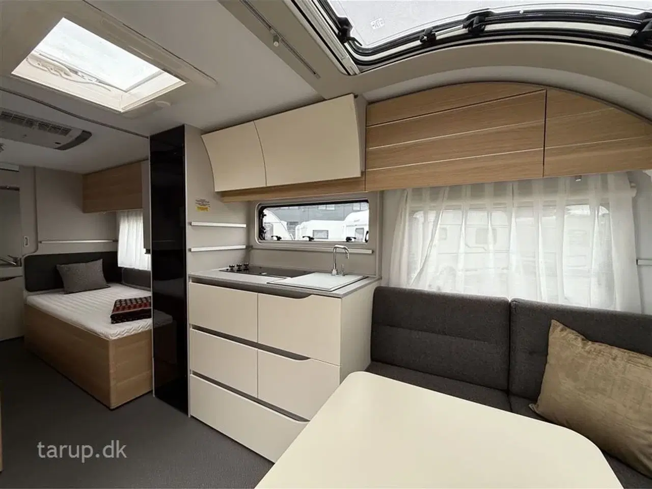 Billede 9 - 2024 - Adria Adora 572 UT Selected Edition   Enkeltsenge, rundsiddegruppe, stort badeværelse, Alde centralvarme, aircondition og Smart Box gaskassesystem, El-gulvvarme