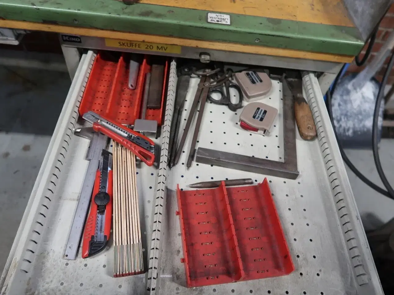 Billede 6 - Arbejdsbord med skruestik samt div. Værktøj