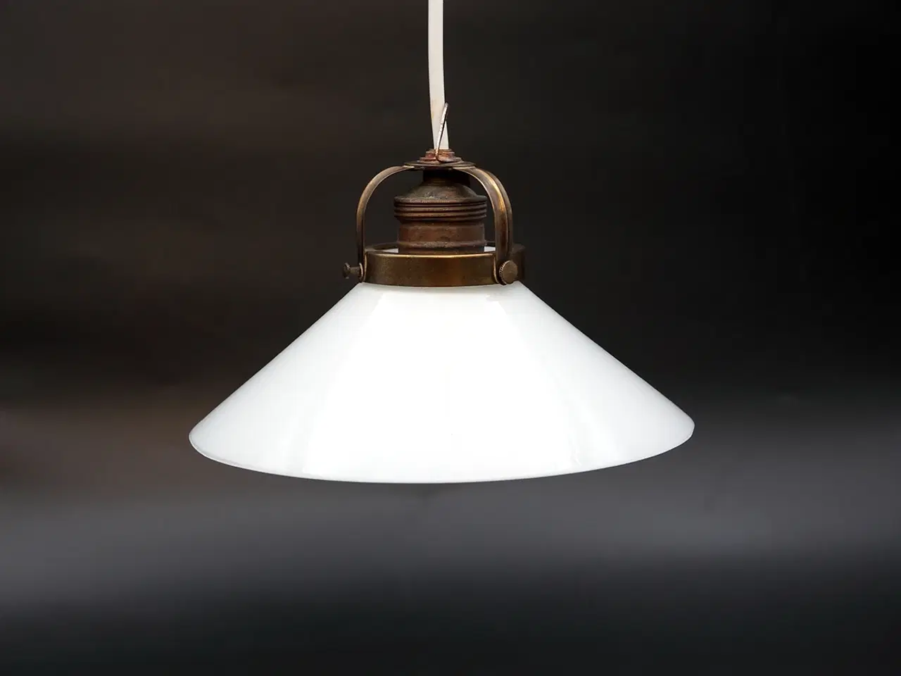 Billede 6 - Dansk skomagerlampe i opalglas fra 1940–50’erne
