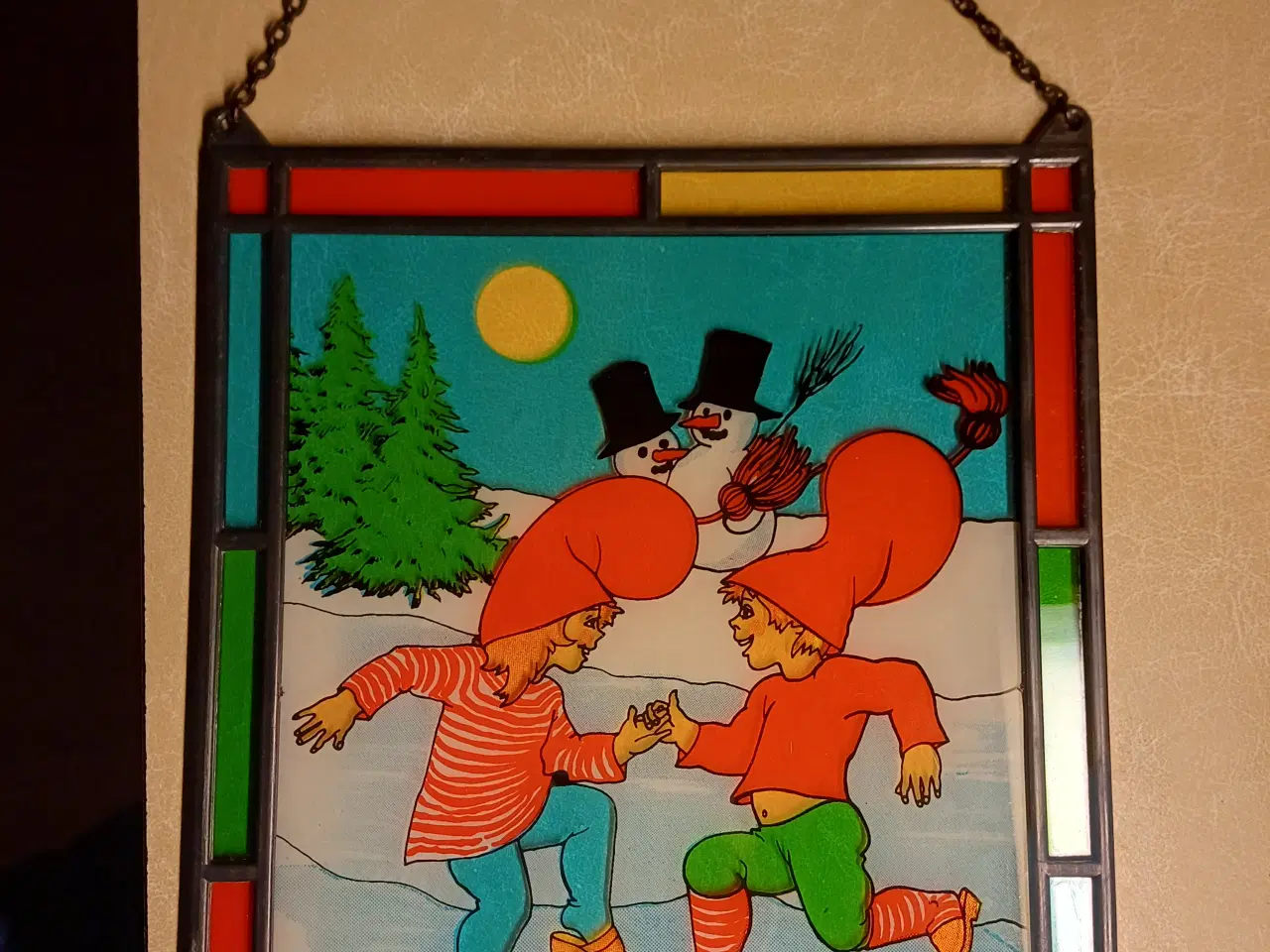 Billede 1 - Vinduesophæng glasmaleri med dansende nissebørn mm