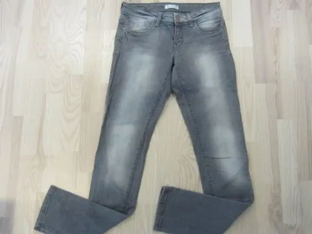 Billede 1 - Str. 36, grå elastiske jeans