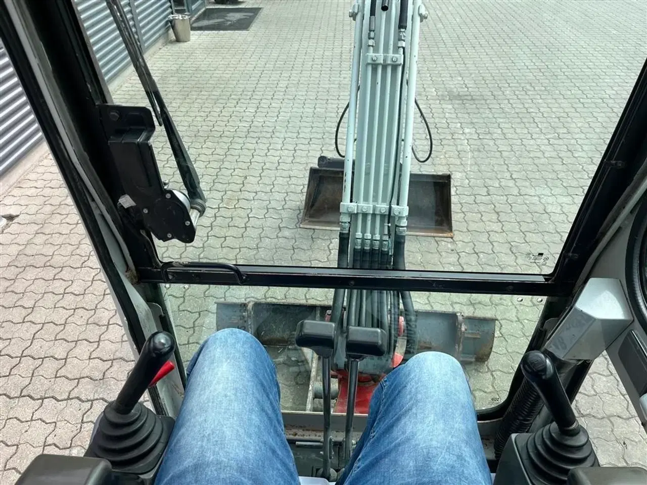 Billede 12 - Takeuchi TB 016 Halv automatisk fæste med kipbar planerskovl