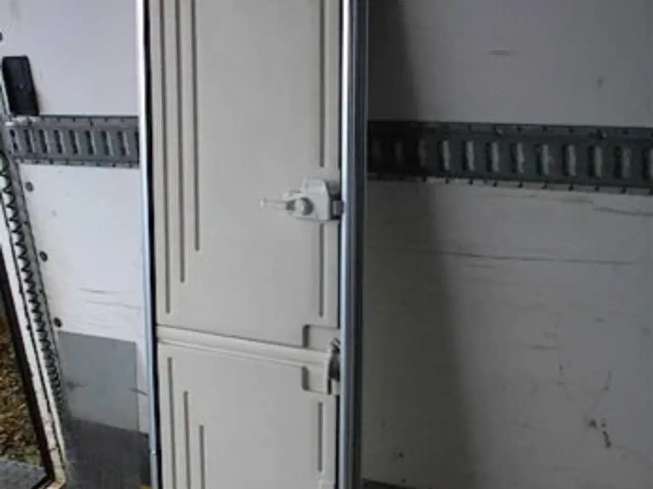 Billede 2 -   Skærmkant til Campingvogn