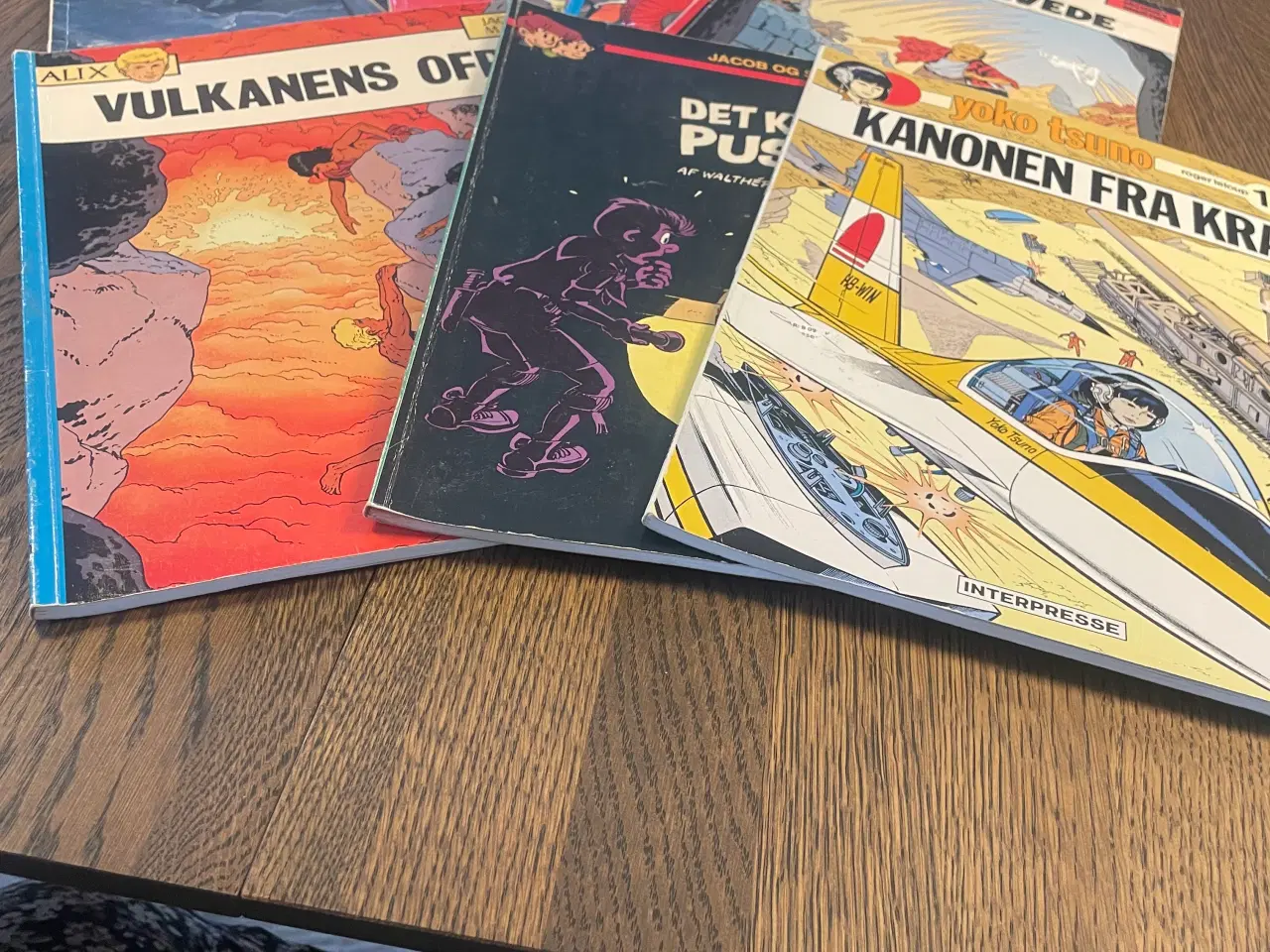 Billede 1 - Forskellige tegneserier sælges.