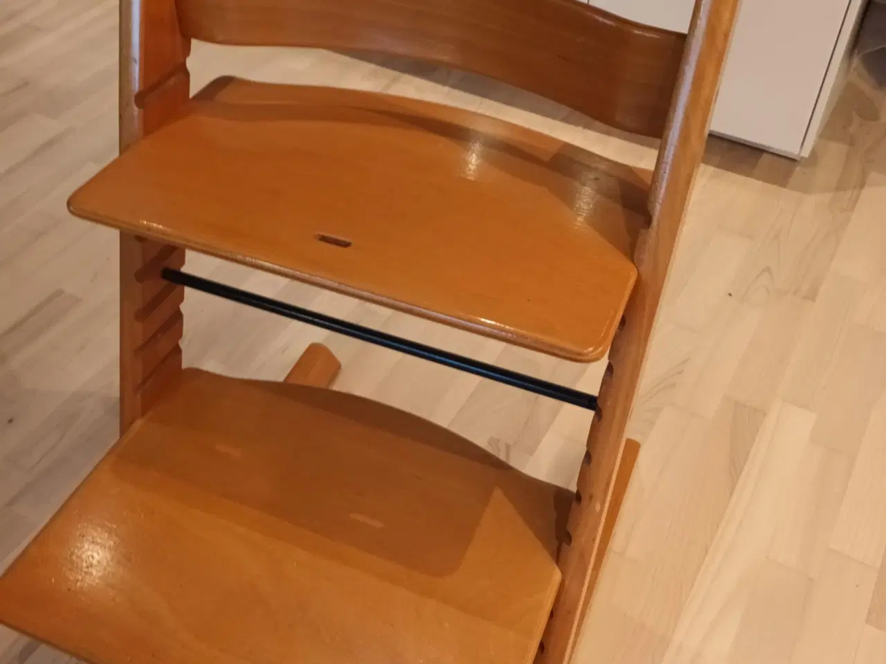 Billede 1 - Ældre Tripp-Trapp i lakeret bøg. Bøjle medfølger.