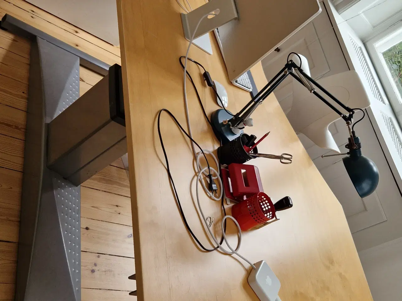 Billede 3 - Solidt hæve/sænkeskrivebord gives væk
