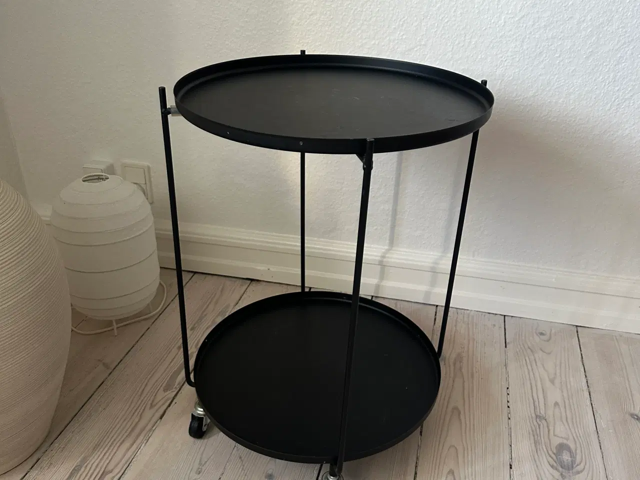 Billede 2 - Lille sort bord med hjul