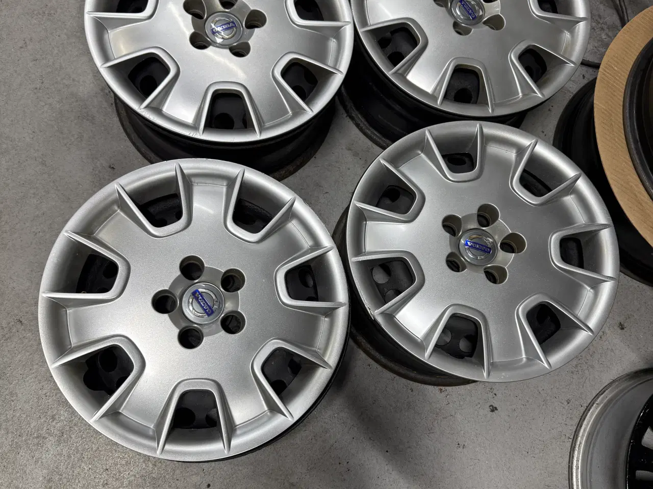 Billede 1 - 4 brugte 16” stålfælge med originale Volvo hjulkap