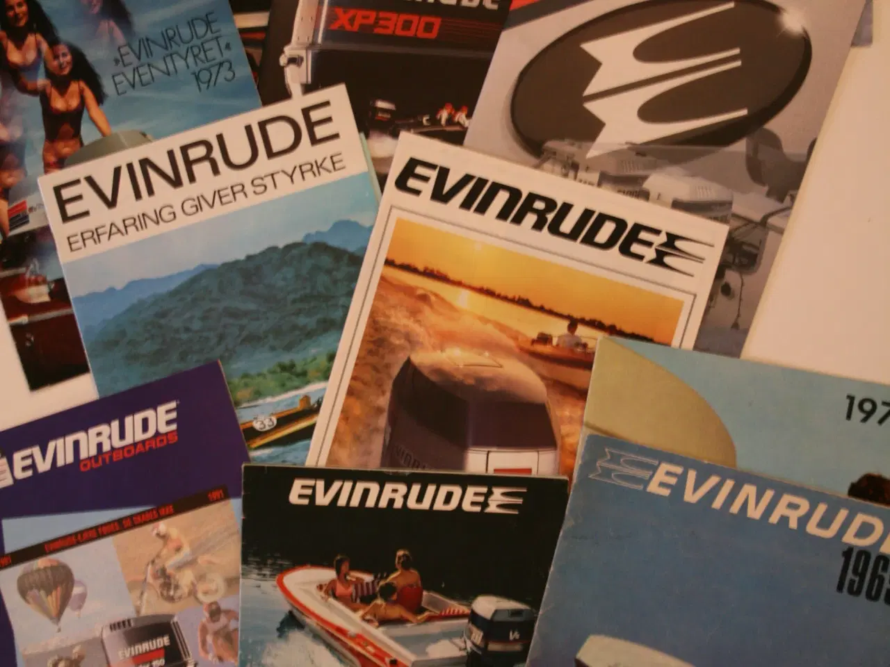 Billede 1 - Evinrude kataloger samt et par fra "fjenden