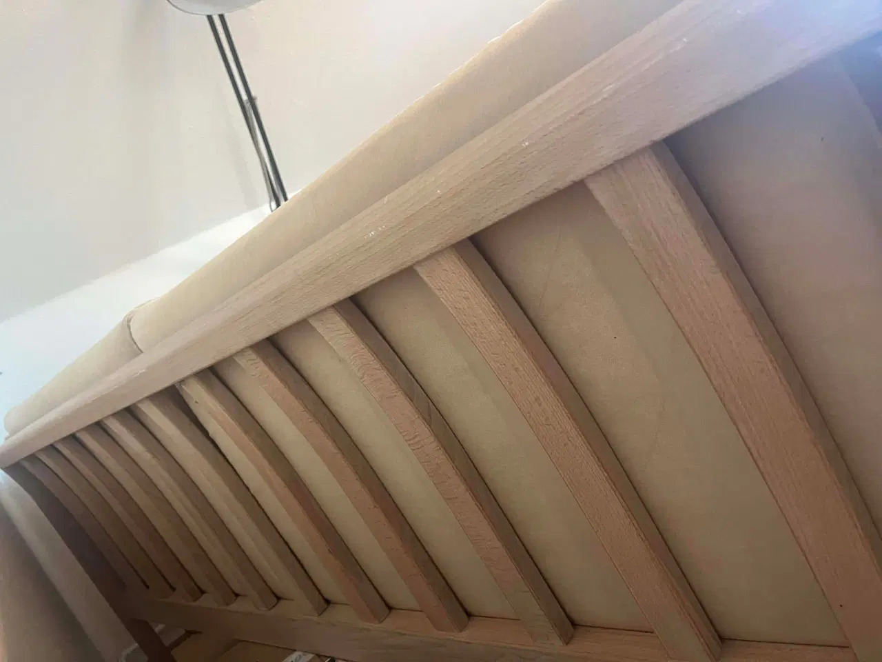 Billede 4 - Massivt træ med ruskind