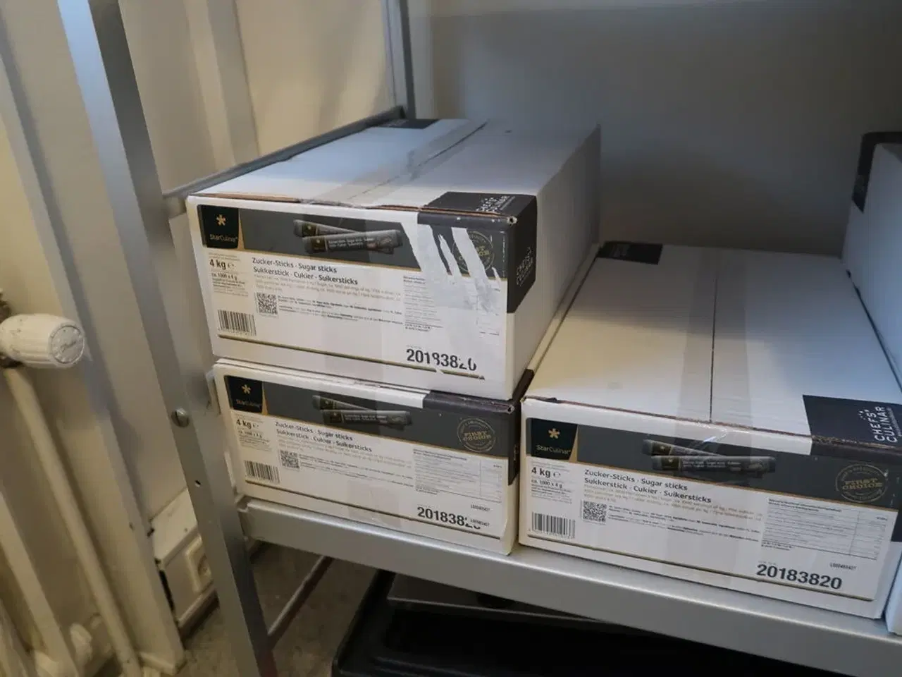 Billede 7 - 2 stk. fødevarereoler med div. Fødevarer, gryde m.m.