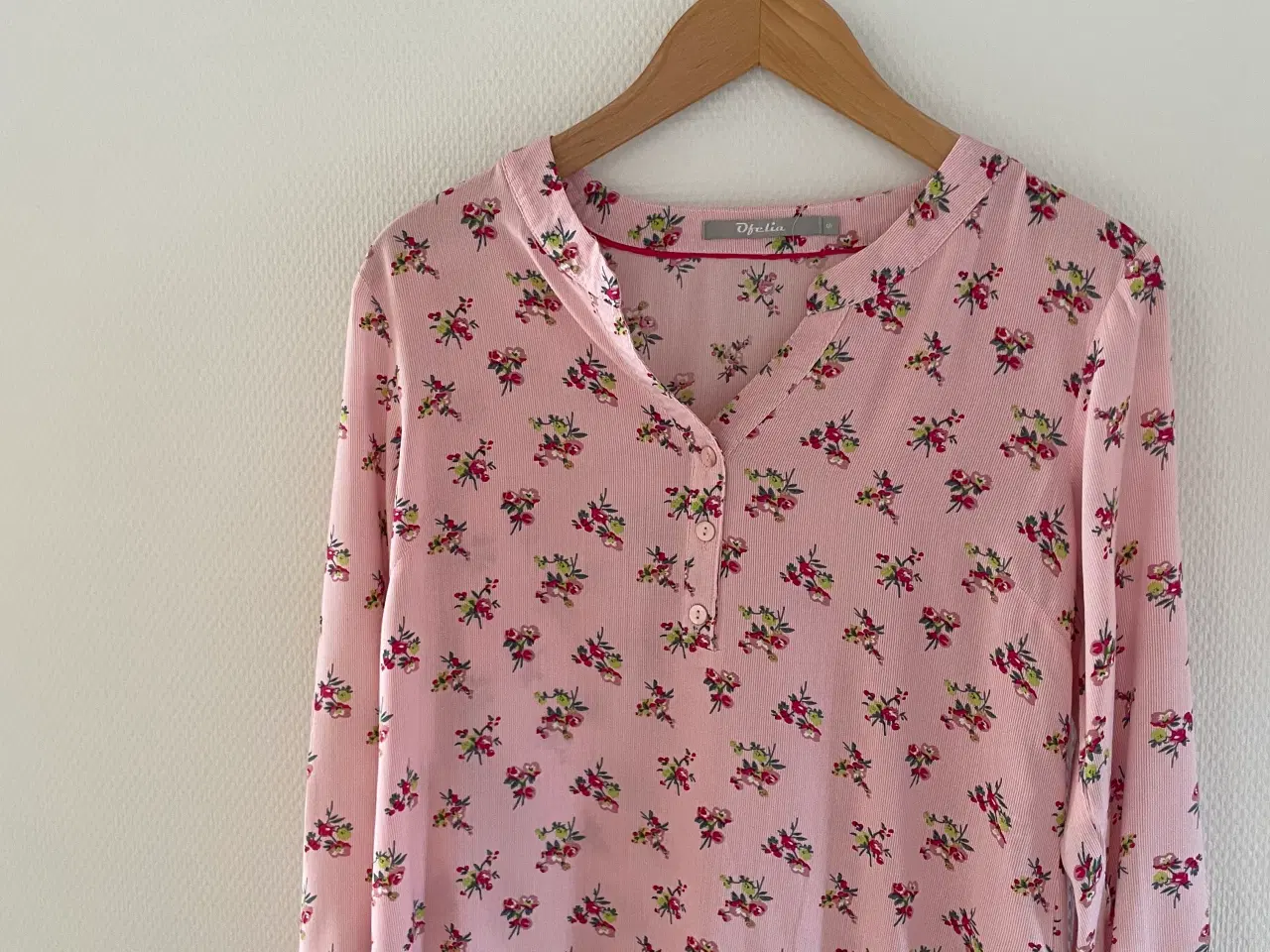 Billede 1 - Bluse Str.S  Mrk. OFelia Pris 25kr