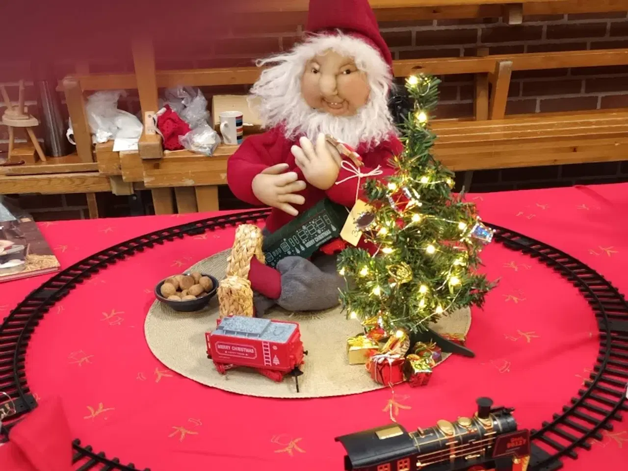 Billede 1 - Strømpenisse med togbane