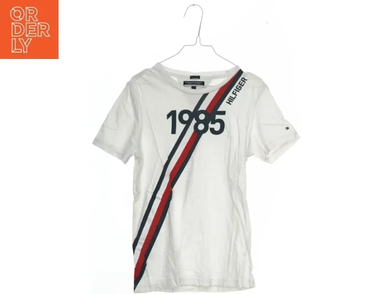 Billede 1 - T-Shirt med 1985 grafik fra Tommy Hilfiger (str. 152)