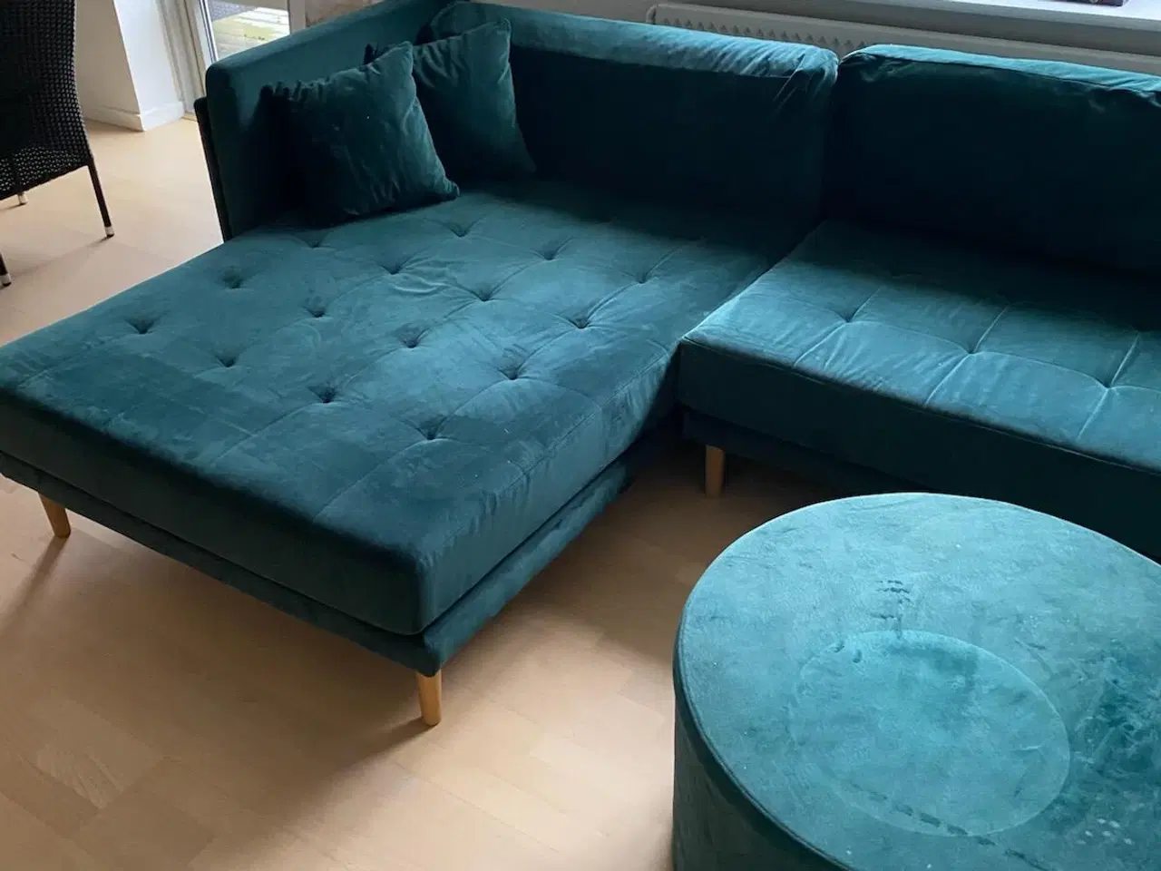 Billede 4 - Grøn velour sofa med chaiselong og puff