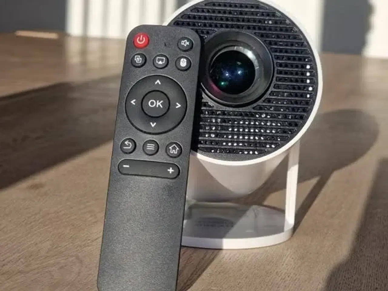 Billede 2 - Mini Projektor - Erstat dit TV med 40-130” billede