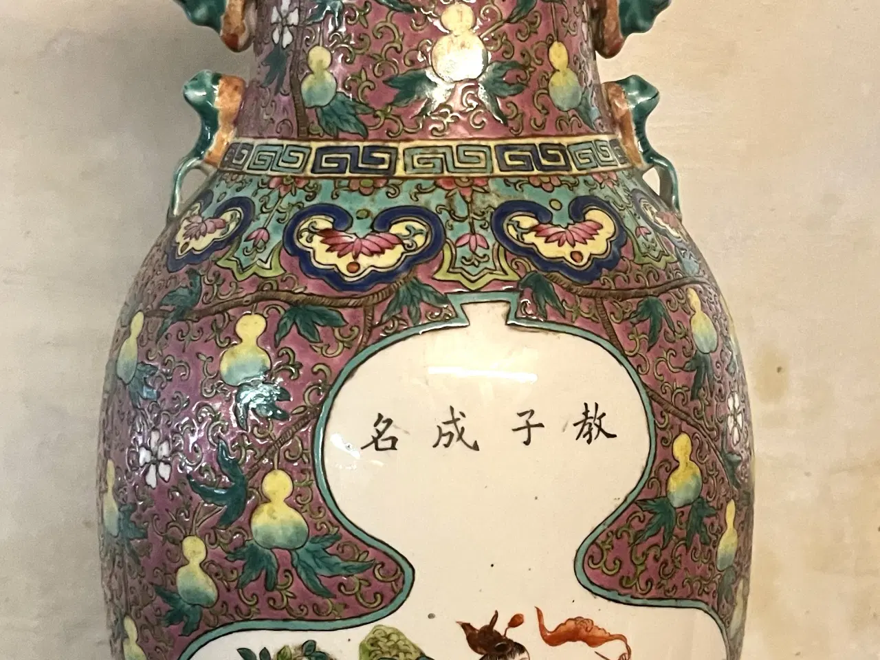 Billede 2 - Kina 45 cm. vase m. motiv 2 sider og stempel bund