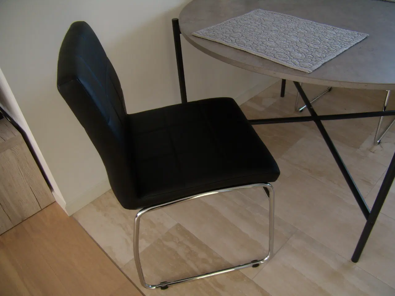 Billede 1 - Spisebord med 4 stole
