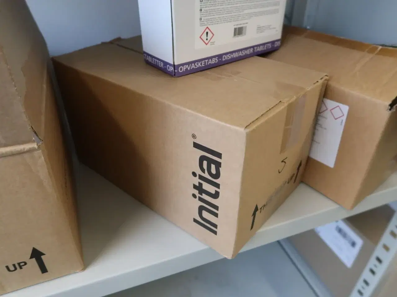 Billede 24 - 3 fag lagerreoler med div. Rengøringsmidler, rengøringsartikler m.m.