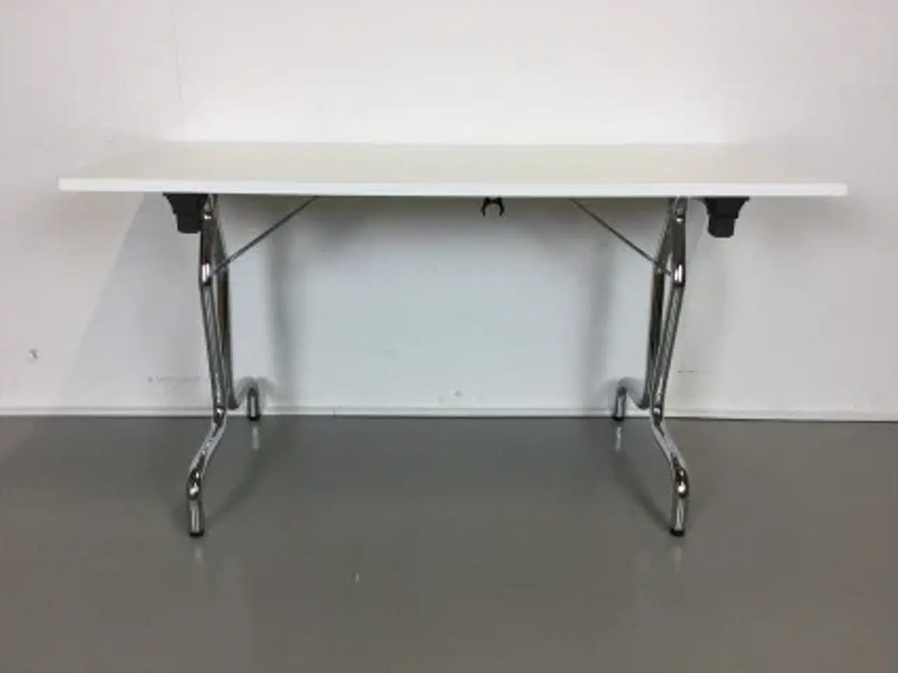 Billede 2 - Kantinebord med ny hvid plade. klapbord. 140x60 cm