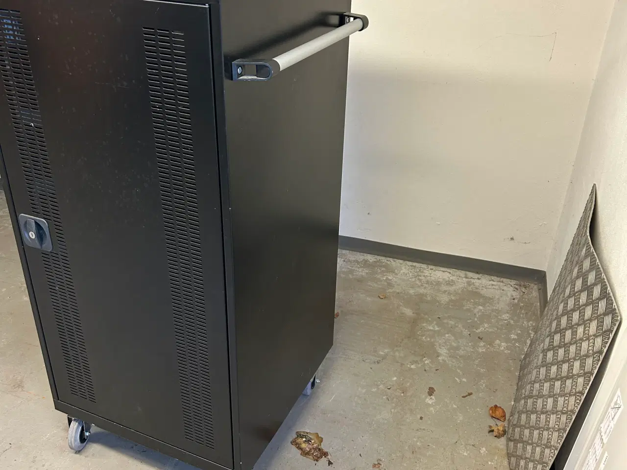 Billede 4 - Blika computer skab