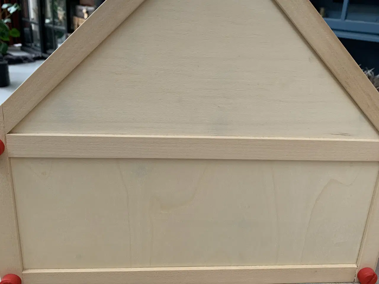 Billede 4 - Lille dukkehus i træ inklusiv møbler