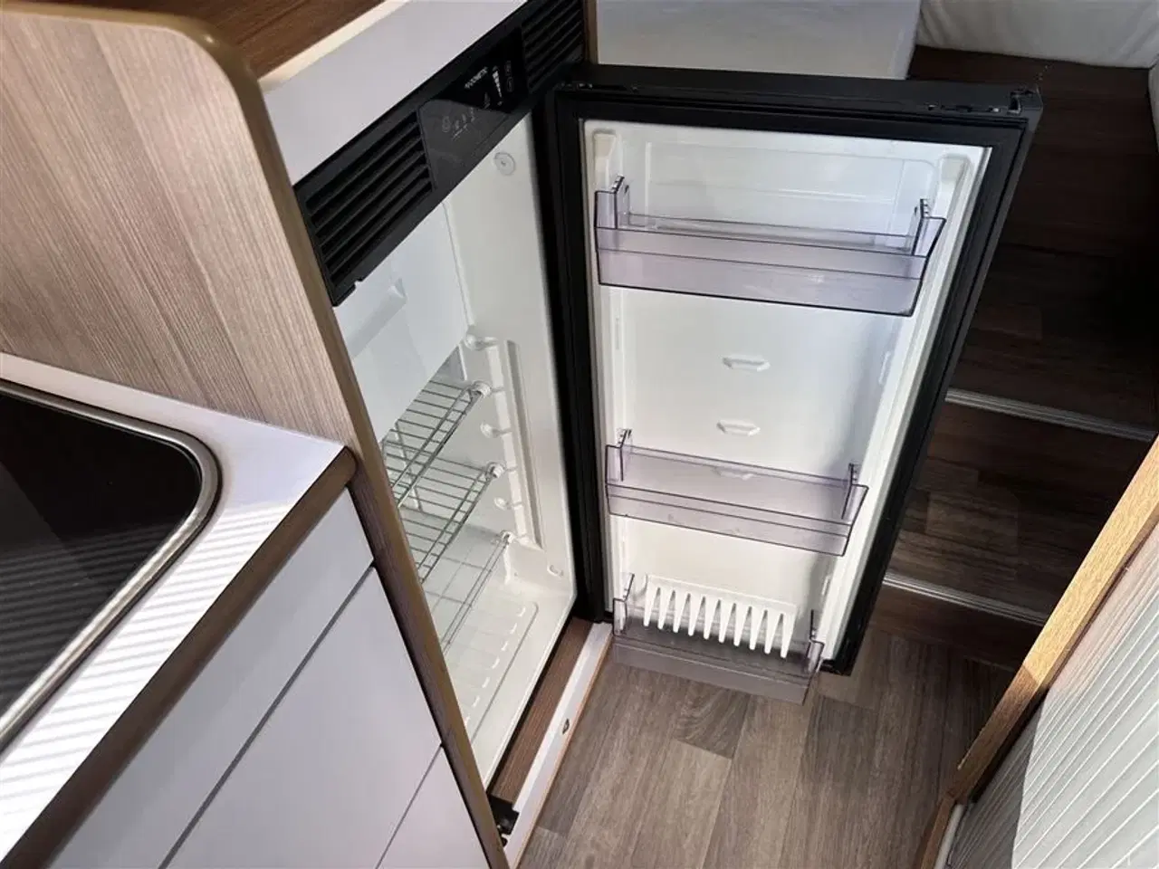 Billede 12 - 2021 - Bravia 636 140 Hk Edition 30   Campervan med langsgående senge og god indretning Kørt 20,500 Km.