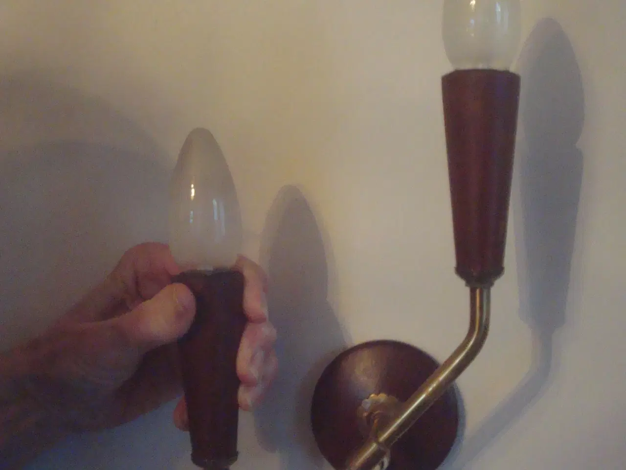 Billede 1 - RETRO VÆGLSAMPET 2-ARMET i TEAK m/MESSINGDEKORATIO