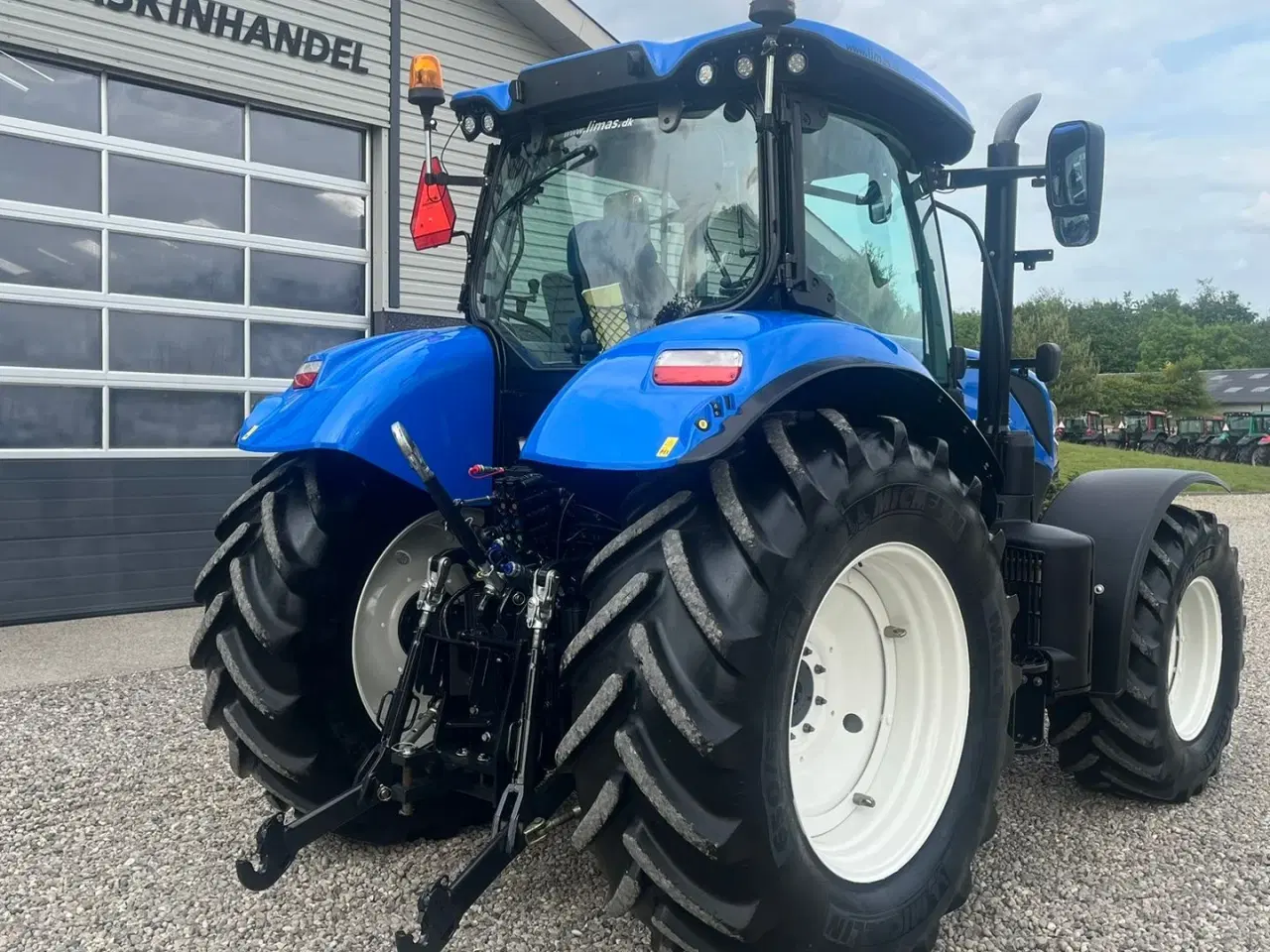 Billede 16 - New Holland T7.175 RangeCommand med frontlift. Meget velholdt gård traktor.
