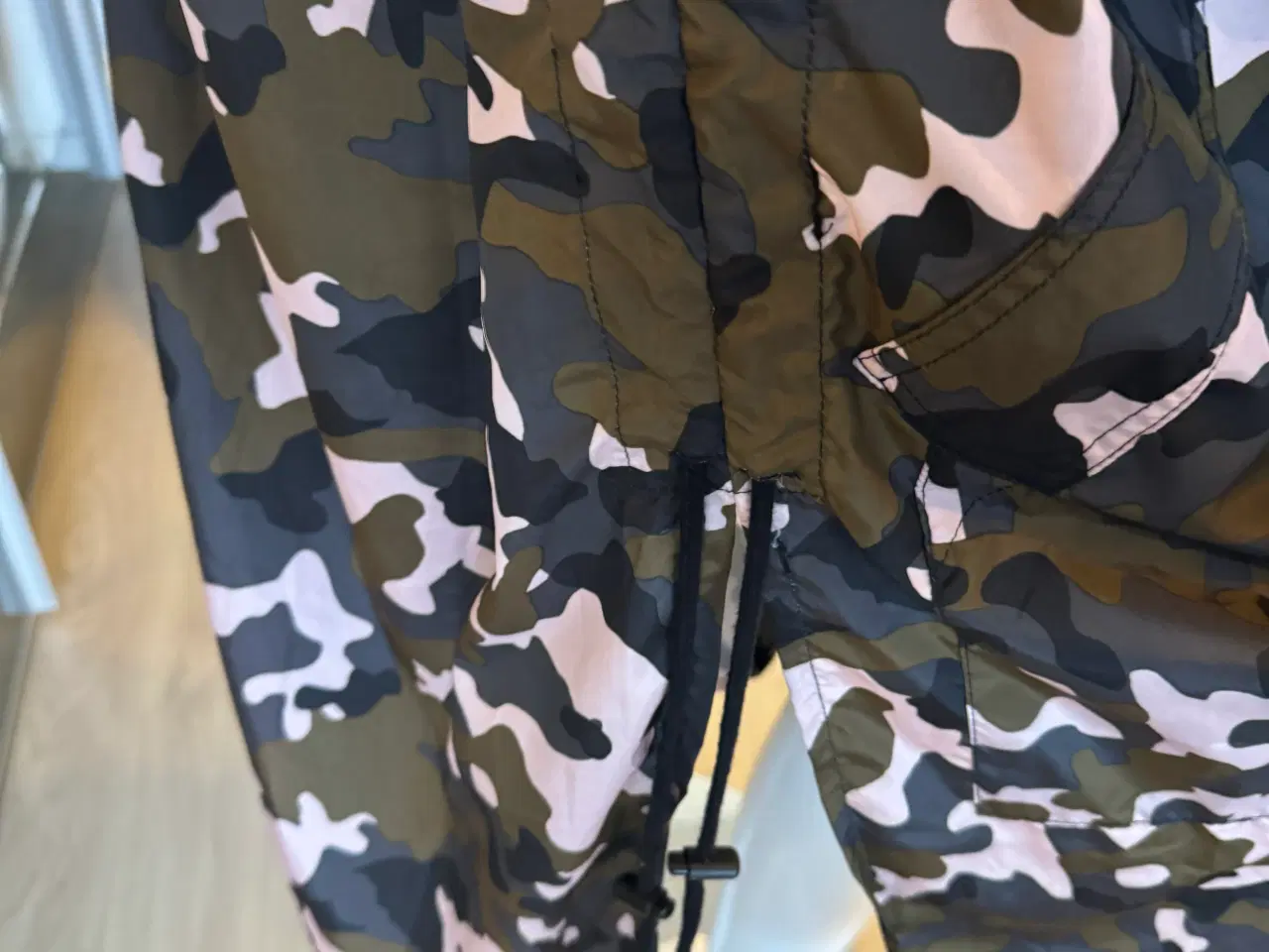 Billede 4 - Bombine camo jakke fra MSCH str XS oversize