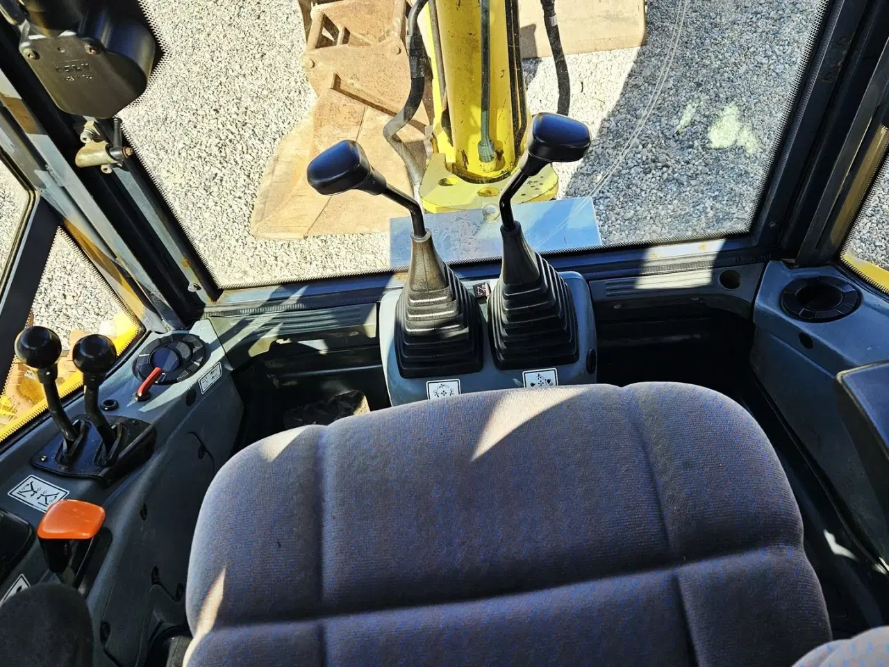 Billede 14 - New Holland LB115-4PS / skovlsæt / hydraulisk udskud / 6700 timer