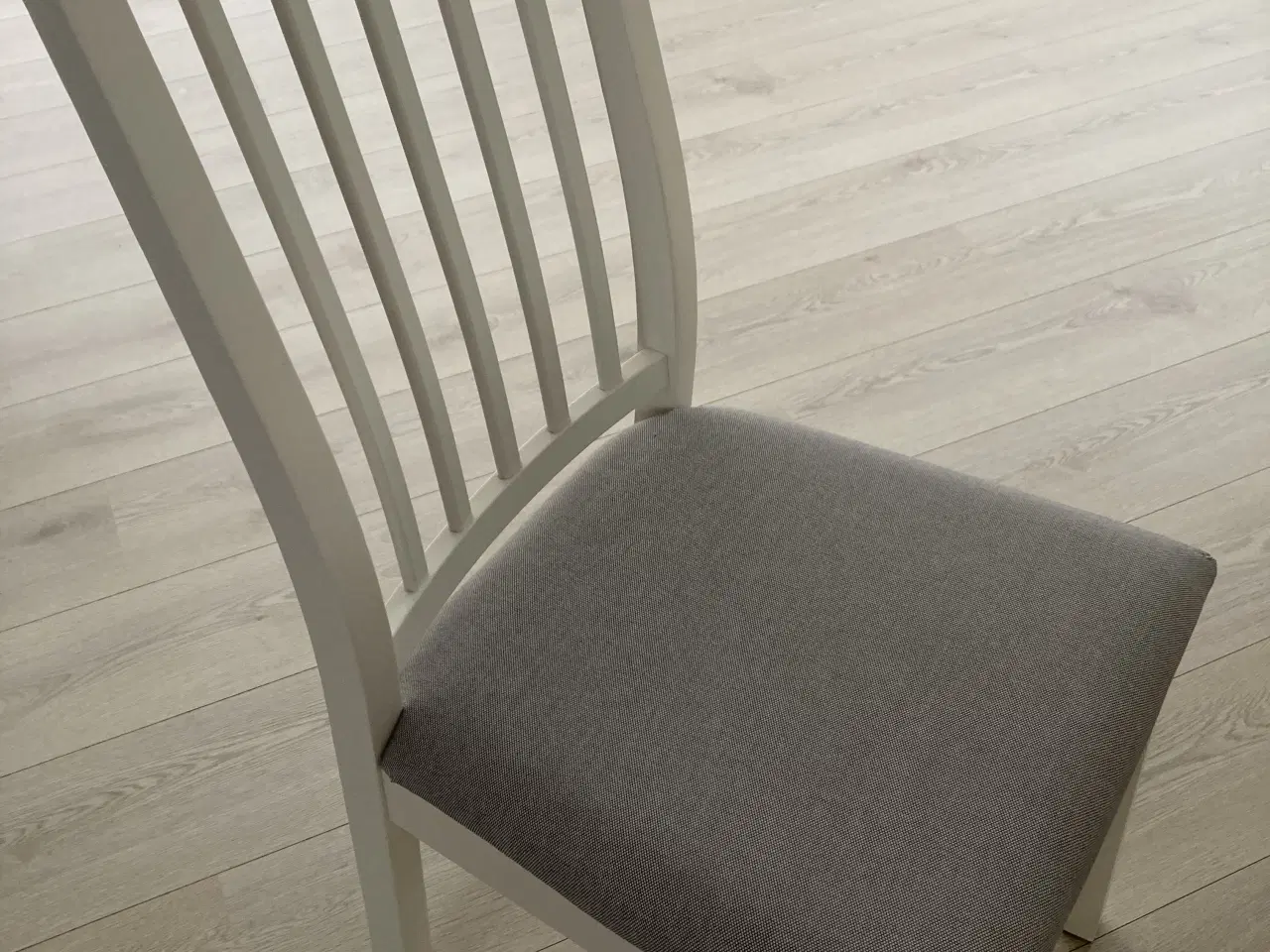 Billede 4 - Ikea rundt spisebord med 4 stole.