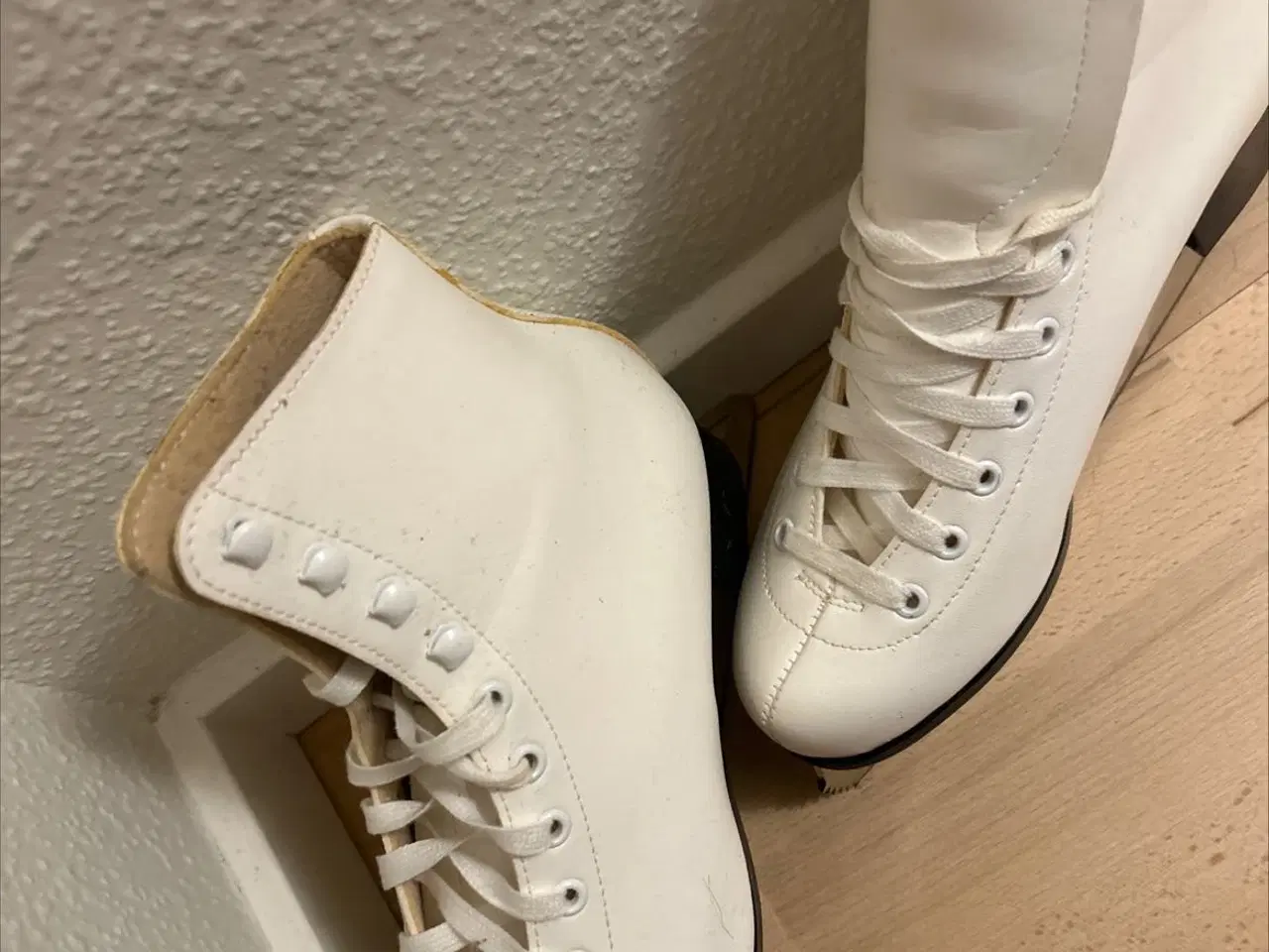 Billede 1 - Hvide skøjter