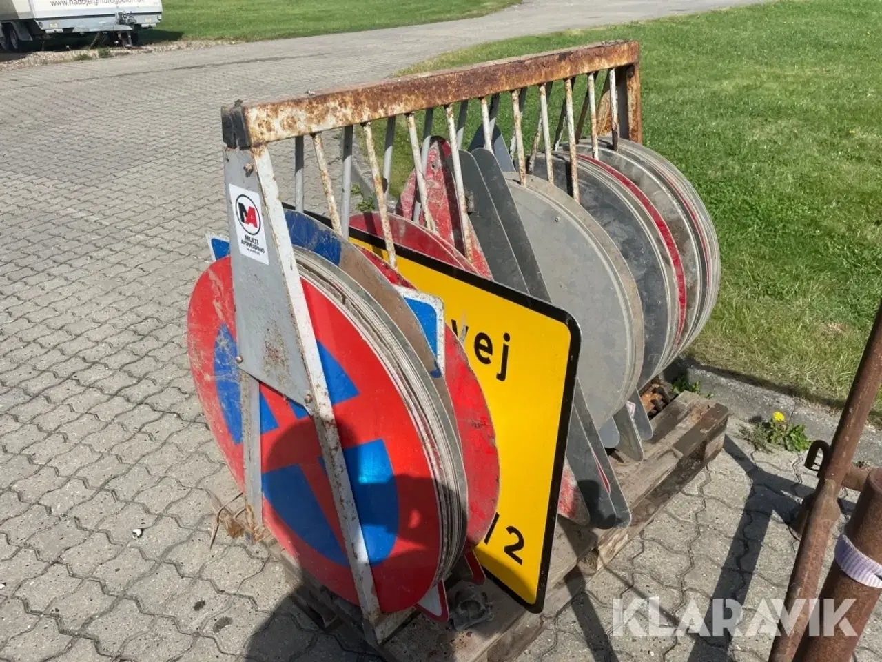 Billede 5 - Diverse vejskilte ca 64 styk med holder