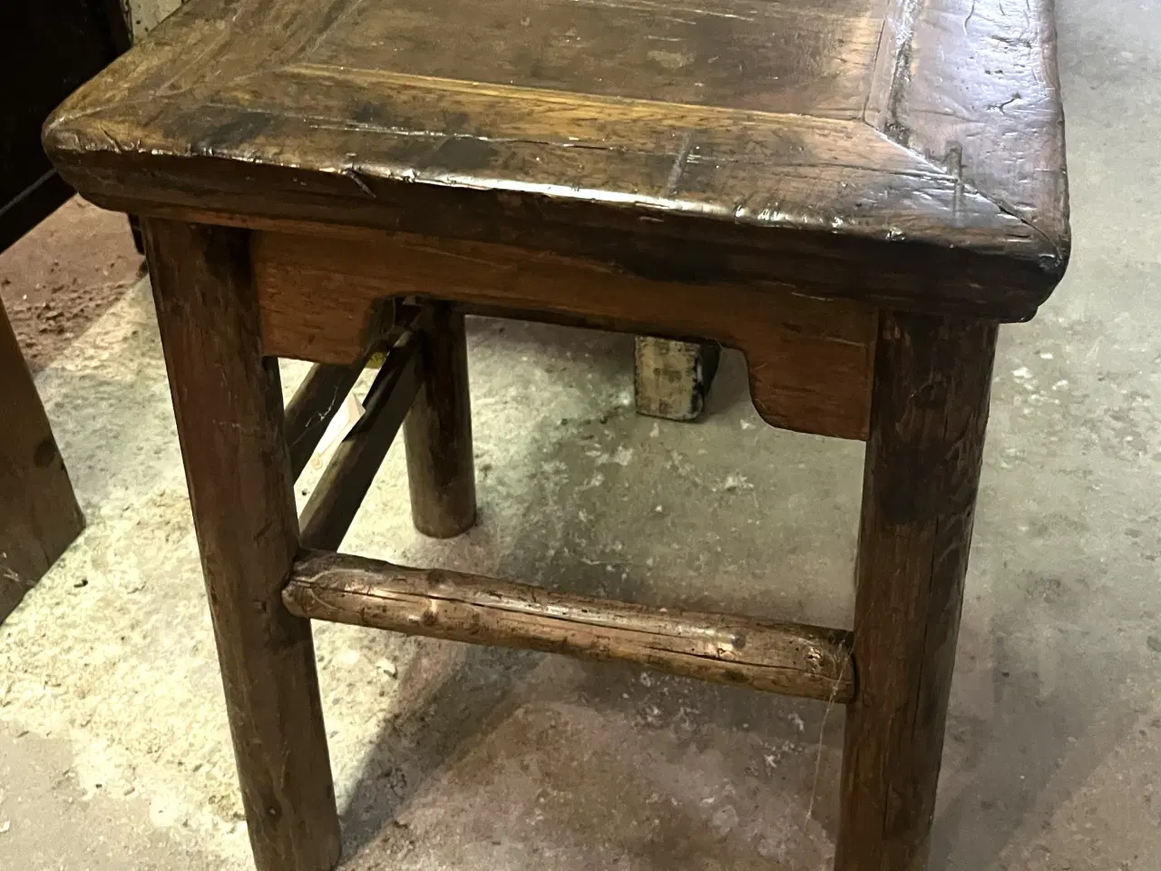 Billede 1 - Kinesisk gl. stol /skammel i originalt naturtræ