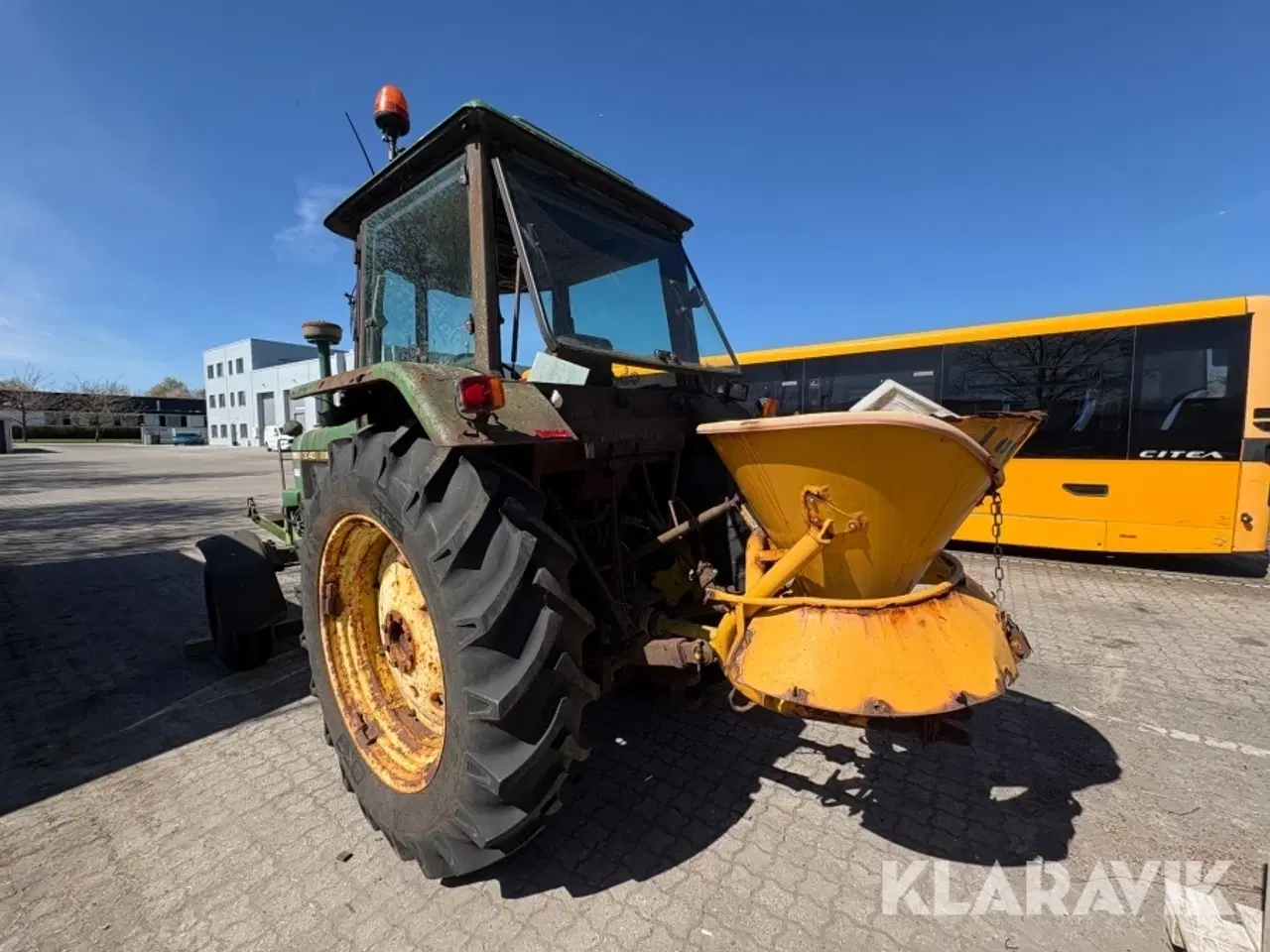 Billede 3 - Traktor John Deere 3040 med kost sneplov og saltspreder