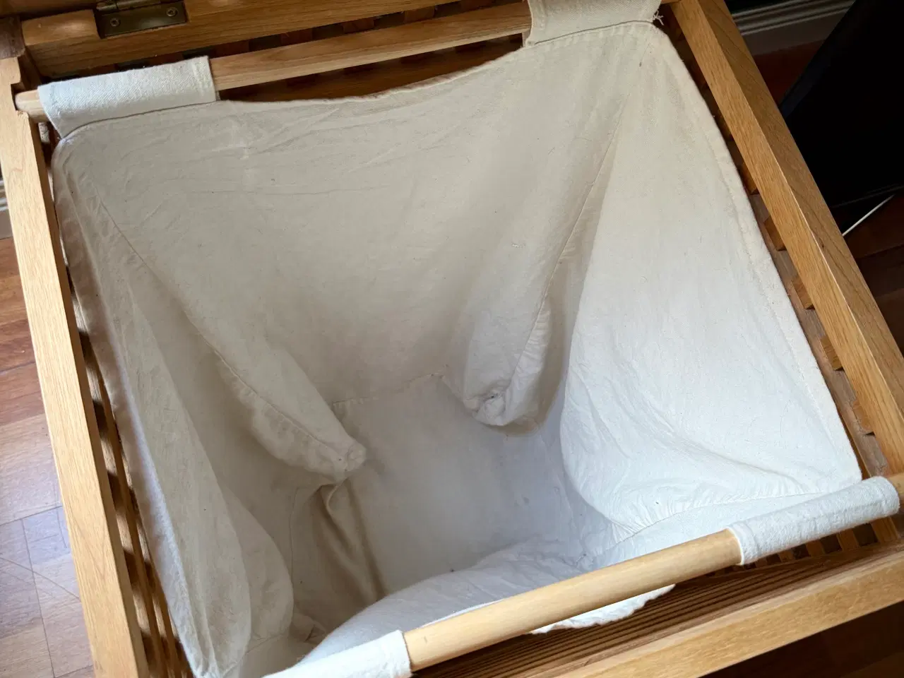 Billede 2 - Vasketøjskurv i træ med låg + stofpose